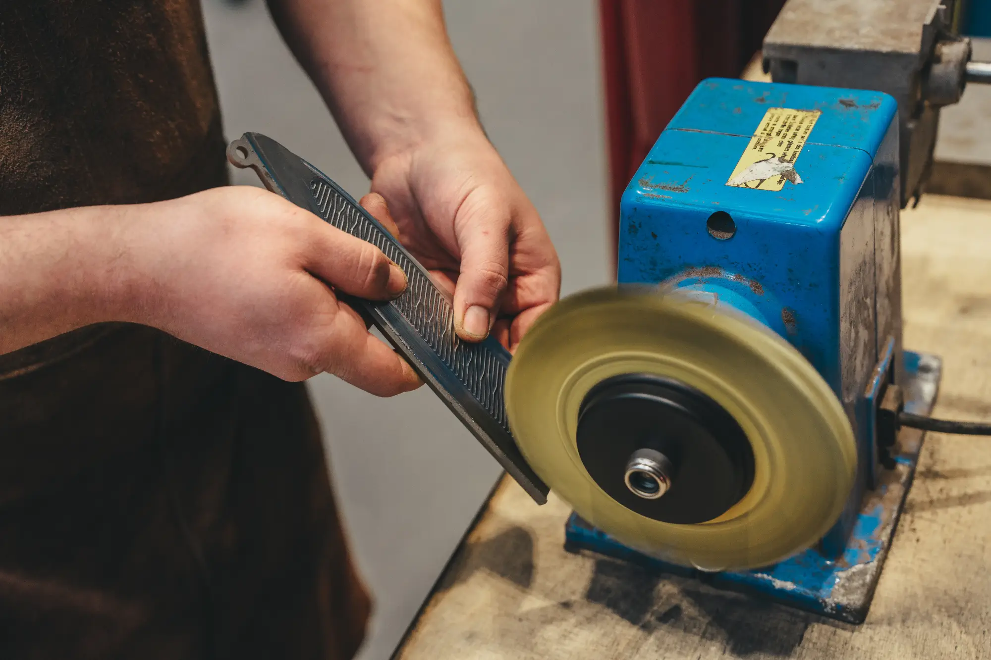 RYVON Knives Herstellungsprozess an einer Schleifmaschine