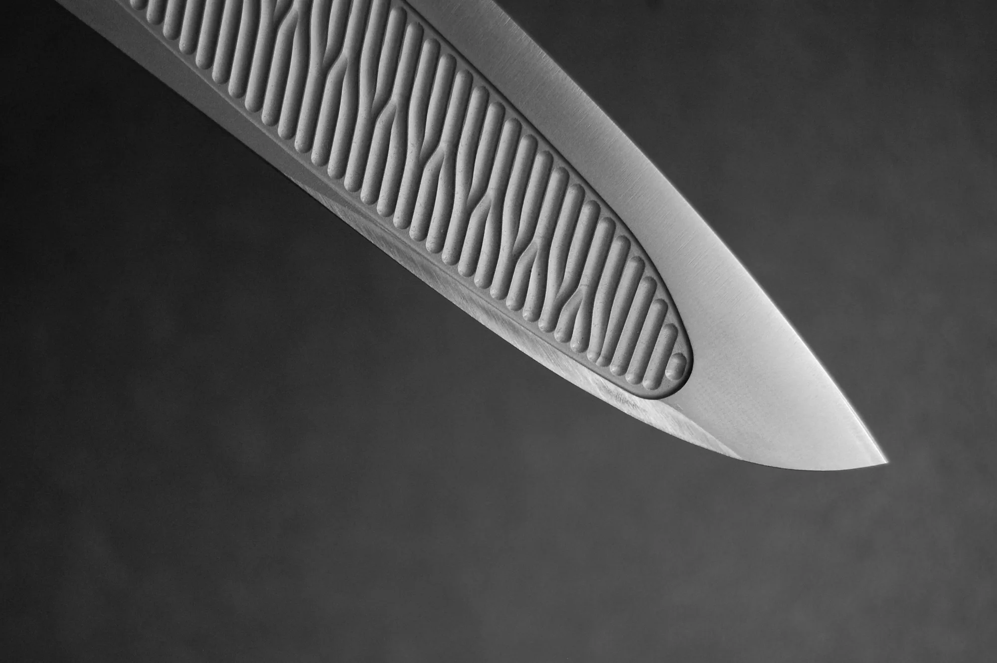 RYVON Knives Nahaufnahme der Klinge mit seinem charakteristischem Profil